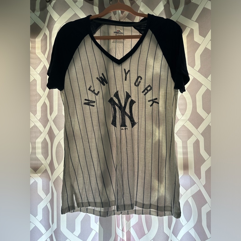 V-Neck women’s Yankees t-shirt